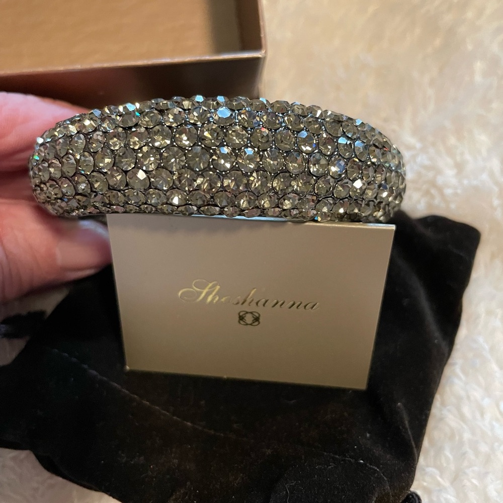 NIB SHOSHANNA GUNMETAL CRYSTAL
HINGE CUFF BRACELET
MAGNETIC HINGE CLOSURE